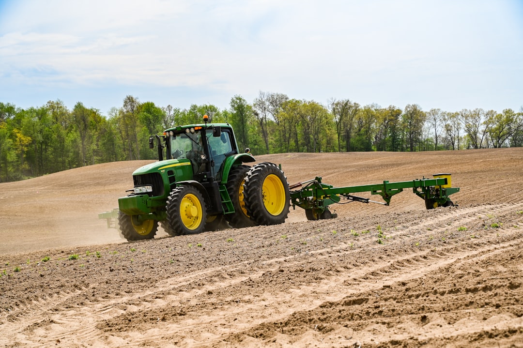 Tractor con implemento agrícola trabajando en campo peruano